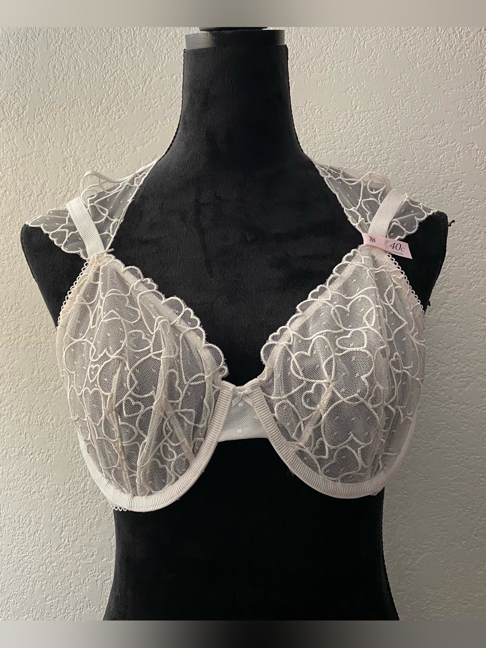 Victoria Secret Tease white underwire bra
Size 40C